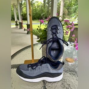 NWOT- Easy Spirit  women’s 6 1/2 w Blue and white Athletic WALK-RUN Sneakers.